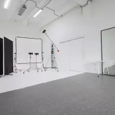 БЛАНКСТУДИЯ / BLANKSTUDIOS (большие окна и белые циклорамы)
