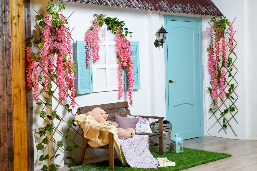 фотостудия с имитацией улицы. прихожая в средиземноморском стиле. интерьерные фотостудии. уличные фотостудии. имитация улицы.