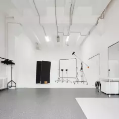 BLANK Studios (большие окна и белые циклорамы)