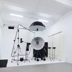 БЛАНКСТУДИЯ / BLANKSTUDIOS (большие окна и белые циклорамы)