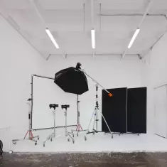 БЛАНКСТУДИЯ / BLANKSTUDIOS (большие окна и белые циклорамы)